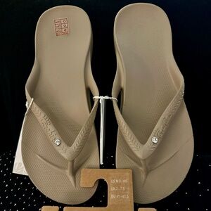 Archie’s Brand New with tags Stylish Tan Flip-Flops